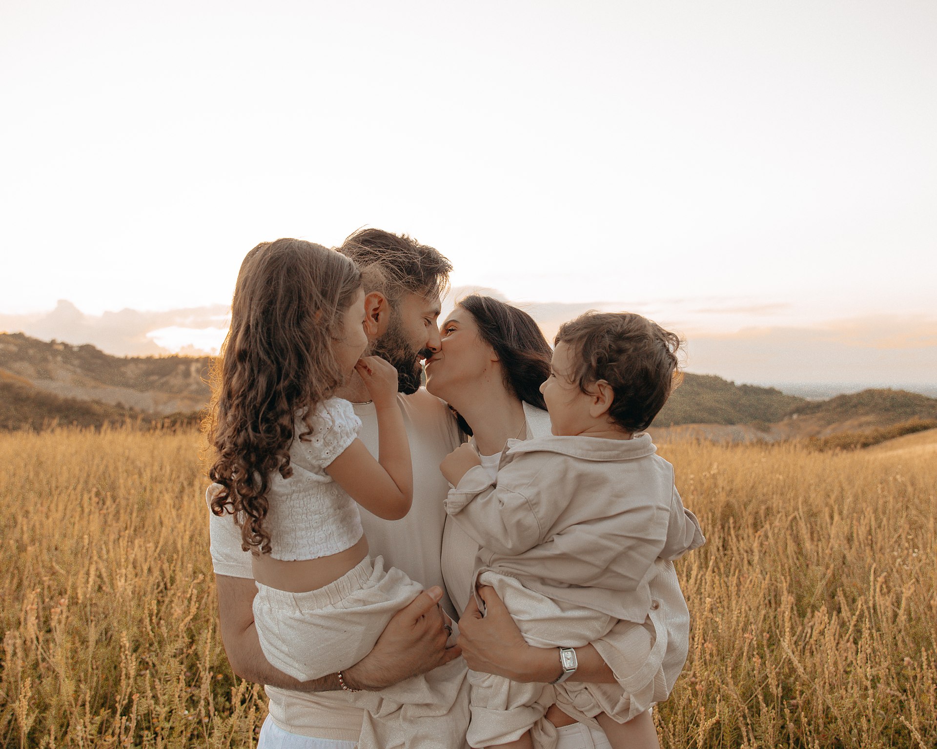 Famiglia abbracciata al tramonto